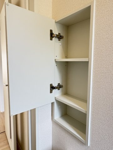 CRADLE GARDEN　小倉北区井堀第1のトイレ|トイレには便利な収納棚付きで、備品をすっきり収納できます。