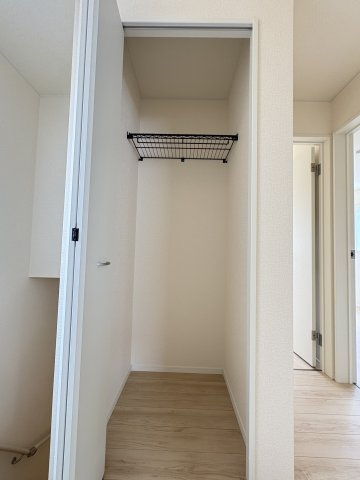CRADLE GARDEN　小倉北区井堀第1の収納|廊下にクローゼットを備え、掃除用品や日用品などの収納にも便利です。