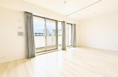 【居間・リビング】 | プレミスト昭島モリパークグラン | LDKと南居室部分の写真です。LDKと南側居室は、間仕切り扉で分けることも可能です。