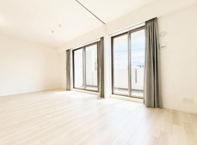 【居間・リビング】 | プレミスト昭島モリパークグラン | LDKと居室部分の写真です。LDKと南側居室は、間仕切り扉で分けることも可能です。