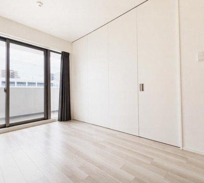 【居間・リビング】 | プレミスト昭島モリパークグラン | LDKと南側居室の間仕切り扉を使用した写真です。リビング側の写真になります。