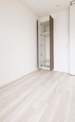 【洋室】 | プレミスト昭島モリパークグラン | 間仕切り扉を使用した南西側約5.1帖の洋室の収納です。