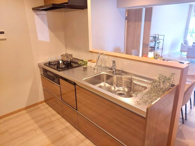 逆瀬川グリーンハイツA棟のキッチン|食洗機付きシステムキッチン