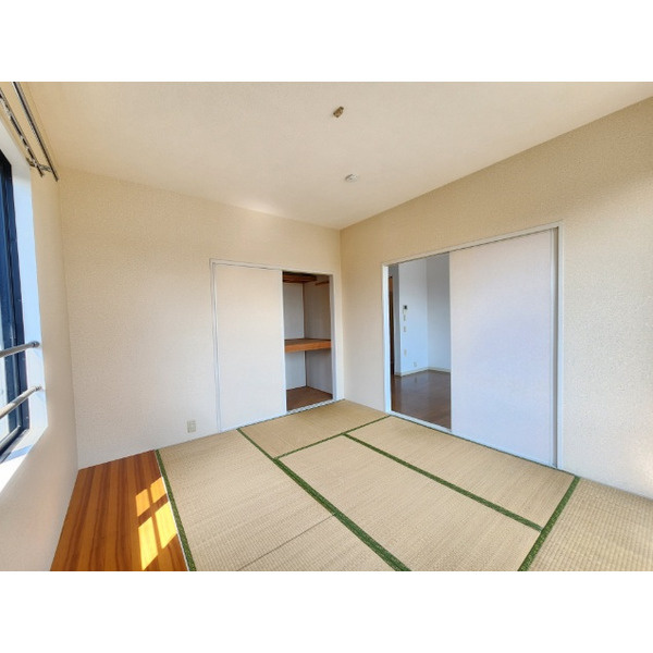 フラワーガーデン津福C棟の寝室|風通しも良い寝室です☆