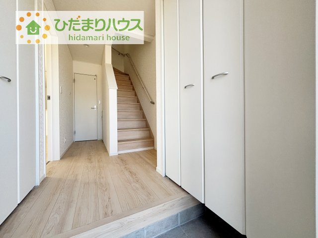 【玄関】 | 下妻市下妻丁第4　新築戸建　1号棟 | 毎日「行ってきます」「ただいま」をいう玄関は明るく光が差し込みます♪