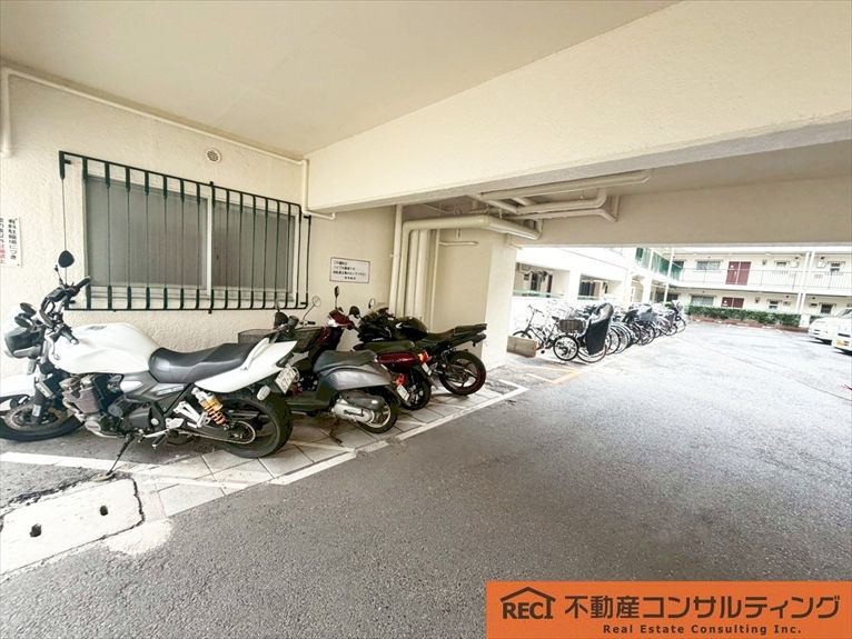 岡本センチュリーマンションの駐車場