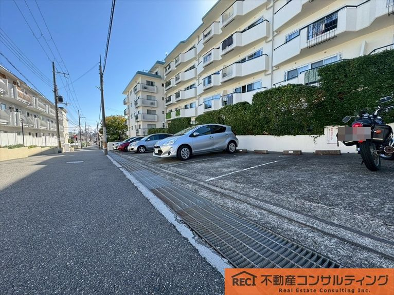 岡本センチュリーマンションの駐車場