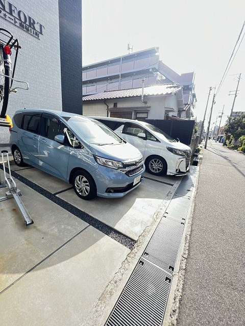 コンフォート南塚口町の駐車場