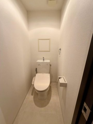 日商岩井菫橋ハイツのトイレ|温水洗浄便座完備の洋式トイレ。手元で操作できる壁面リモコンで快適な使い心地。