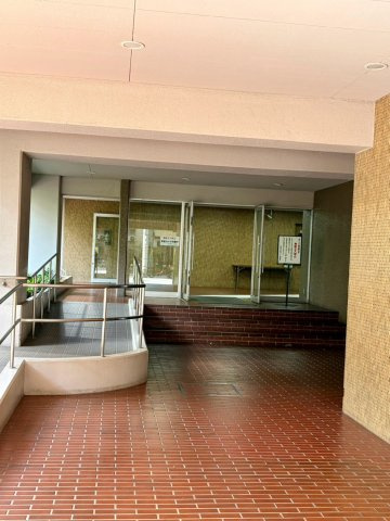 日商岩井菫橋ハイツのエントランス