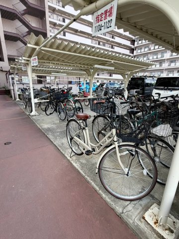 日商岩井菫橋ハイツの駐輪場