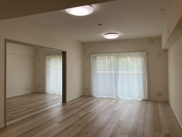 美浜東エステート第9号棟（2階部分）／仲介手数料無料／新規フルリノベーションの居間・リビング