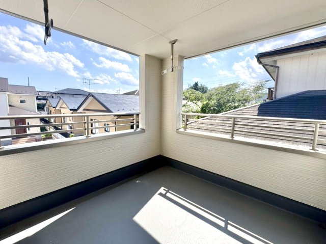 【新築戸建】第13吉岡町下野田のバルコニー|■バルコニー（1号棟）｜あたたかな陽のひかりを浴びることのできるバルコニー。お洗濯物やお布団を干せば、家族みんなが気持ちよく暮らすことができます(*^^*)