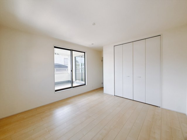 【新築戸建】第13吉岡町下野田の洋室|■2階洋室（1号棟）｜お子様の一人部屋にピッタリな洋室。木のぬくもりを感じるフローリングは、天然木の味わいが時とともに深みを増していきます。また、傷にも強く、フリーワックスでお手入れもラクラクです♪