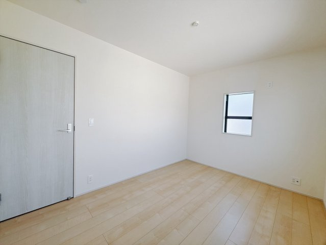 【新築戸建】第13吉岡町下野田の洋室|■2階洋室（1号棟）｜ナチュラルカラーの床です。模様替えなどとても楽しく工夫できます♪陽当たり、風通しもとても良いので毎日快適な生活スタートです！子供部屋にも良いですね♪