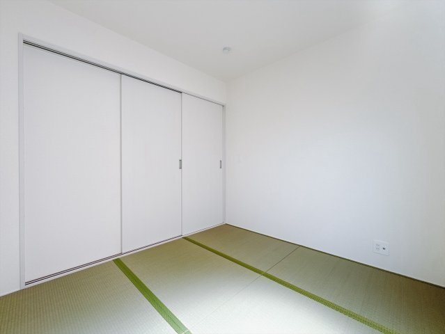 【新築戸建】第13吉岡町下野田の和室|■1階和室（1号棟）｜和室を書斎にしたり、冬にはコタツを敷いて家族みんなで年越しをするのもいいですね。家族みんなのお気に入りの空間になります♪