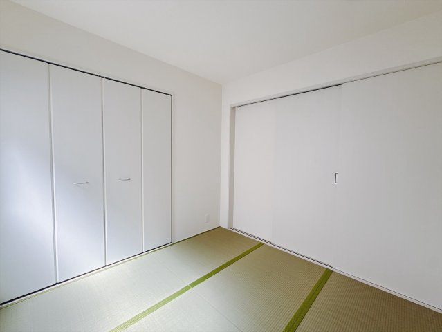 【新築戸建】第13吉岡町下野田の和室|■1階和室（1号棟）｜和室でしか味わえない畳ならではの香りや素材で和のやすらぎを感じてください♪休日はお子様とお昼寝するのにも最適です！