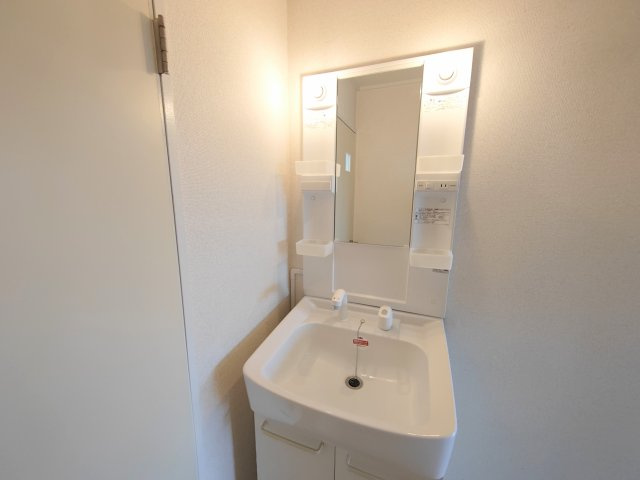 コーポラス西脇　静岡市駿河区西脇のトイレ|トイレに窓があるのは嬉しいですね