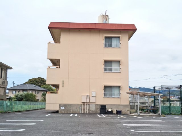 コーポラス西脇　静岡市駿河区西脇の外観|駐車場は平置きで停めやすそうです