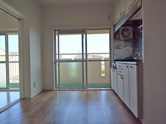 コーポラス西脇　静岡市駿河区西脇のキッチン|南向きの窓から光がたっぷり入ります！
