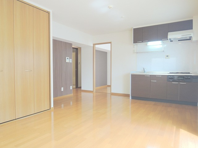 ハイツなかむらの居間・リビング|★明るいフローリングの角部屋です★