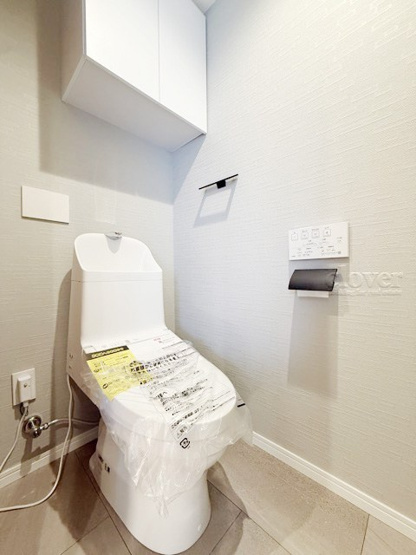 【トイレ】 | ジュネス第2馬込 | 温水洗浄便座つき　上部に収納を備えたトイレです。自宅の中でも最もプライベートな空間だからこそ、ほしい「落ち着き」がここにあります。～即日のご見学可能～　お問合せはお気軽にどうぞ。