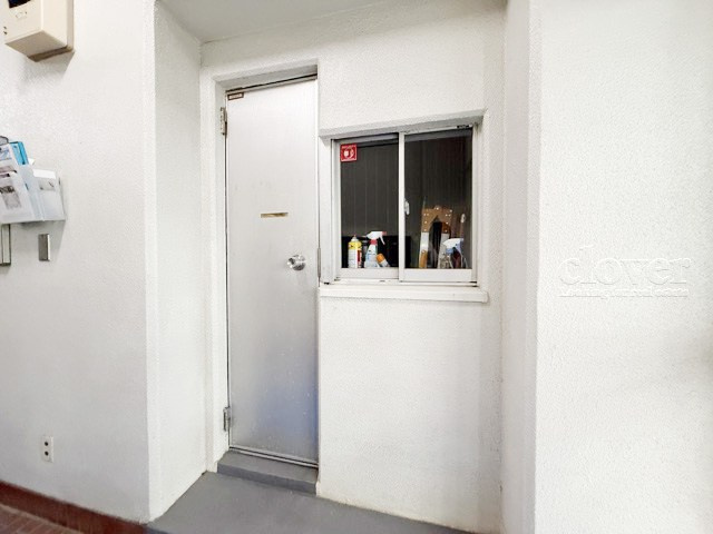 【受付】 | ジュネス第2馬込 | 管理人さんが勤務する管理室。このマンションがきれいに保たれているのは、もちろん管理人さんのおかげ。～即日のご見学可能～　お問合せはお気軽にどうぞ。
