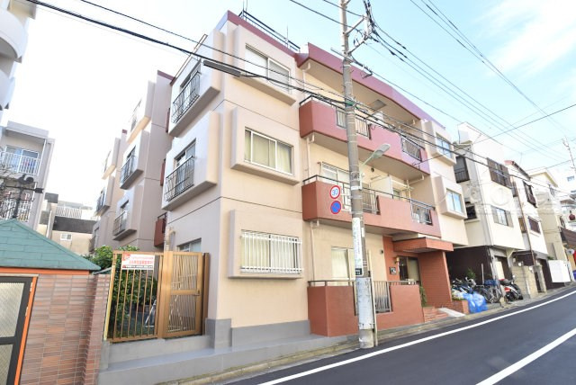 【外観】 | ジュネス第2馬込 | 青空によく映える建物です。手入れの行き届いた外壁やマンション正面エントランスなど、綺麗な姿をぜひ一度、現地にてご覧ください。～即日のご見学可能～　お問合せはお気軽にどうぞ。