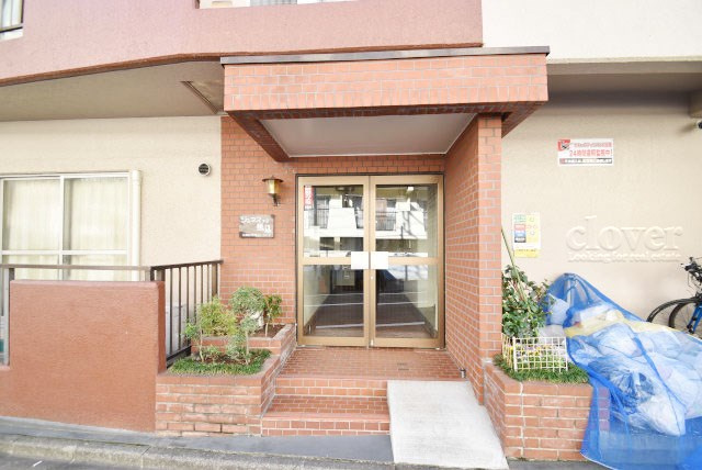 【エントランス】 | ジュネス第2馬込 | お客様を、そして住人を出迎えてくれるマンションのエントランス。ゴミが落ちていないことからも、管理状態の良さや住民の節度の高さが見て取れます。～即日のご見学可能～　お問合せはお気軽にどうぞ。