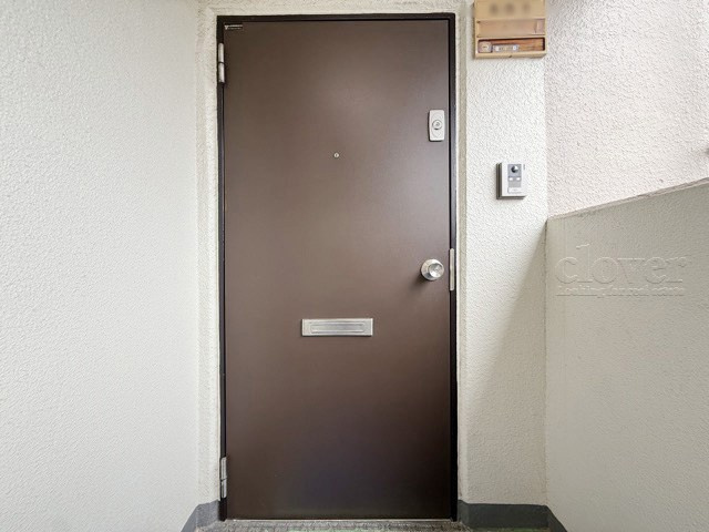 【その他共用部分】 | ジュネス第2馬込 | 皆様をお迎えする、お部屋の玄関ドア。開けやすさや開放角度、ドアノブの操作しやすさや鍵の形状などを、現地で一度ご確認ください。～即日のご見学可能～　お問合せはお気軽にどうぞ。
