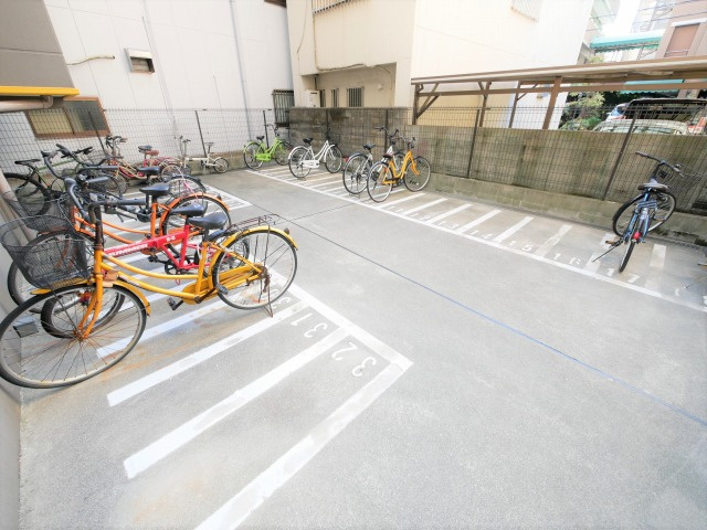 SERENiTE天六西の駐車場
