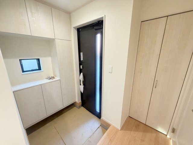 三郷市泉1丁目　新築戸建の玄関|同施工会社の参考写真になります。