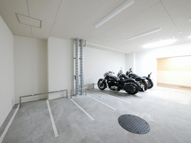SERENiTE本町refletの駐車場