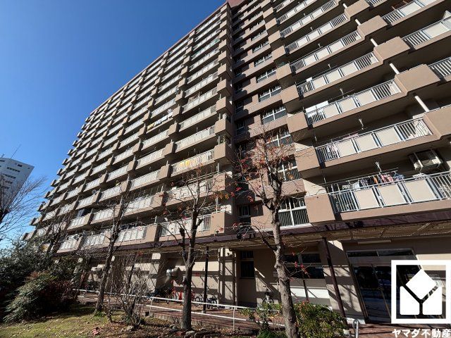 武庫川はなのまち30号棟の外観|広々とした敷地内にはゆったりとした広場や砂場、すべり台・ブランコなどの遊具のある公園が数多く整備されており、子育て世帯の方にもお勧めです。