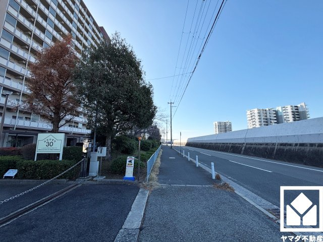 武庫川はなのまち30号棟のその他|複数基のエレベーターを設置。ゆとりある共用設計で、快適な住まいへのアクセスをスムーズに。防犯カメラが設置されておりセキュリティにも配慮されています。