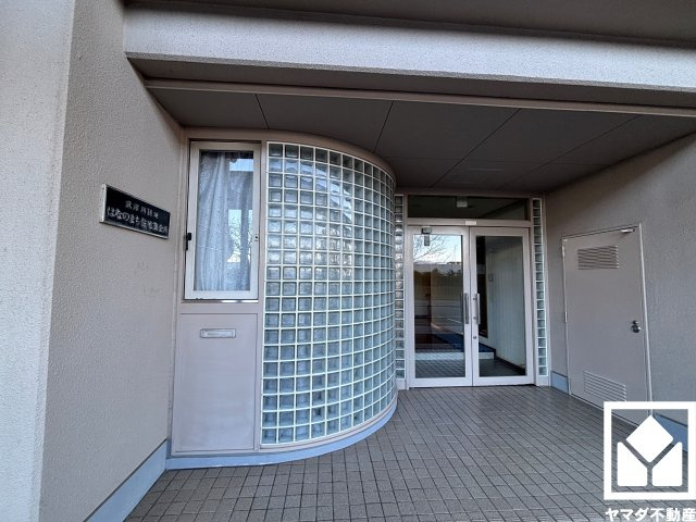 武庫川はなのまち30号棟|広々とした明るいエントランス。定期的な清掃・管理体制が整っており、帰宅時や来客時にも気持ちの良い空間です。
