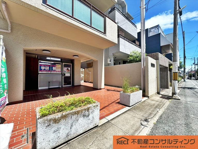 ニューライフ岡本のエントランス