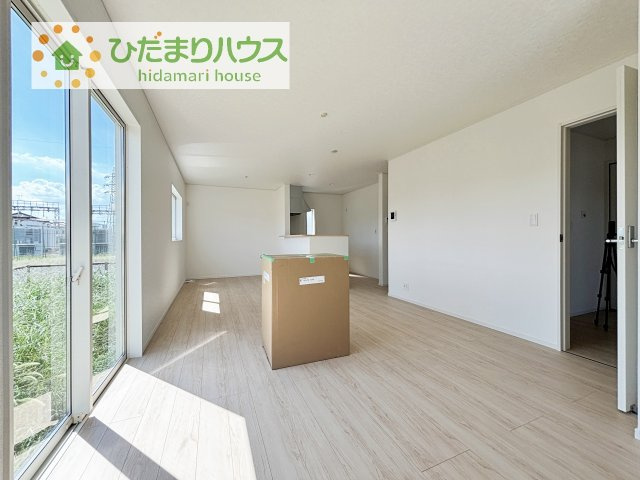 【居間・リビング】 | 下妻市下妻丁第4　新築戸建　2号棟 | リビングの大きな窓からは、暖かな日の光が降り注ぎます・・・