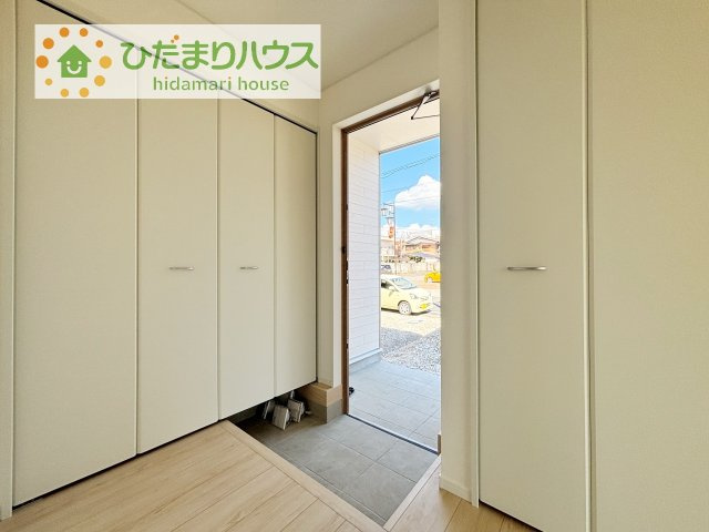 【玄関】 | 下妻市下妻丁第4　新築戸建　2号棟 | 玄関が広いので親子で並んで仲良く靴が履けますね(^^)/