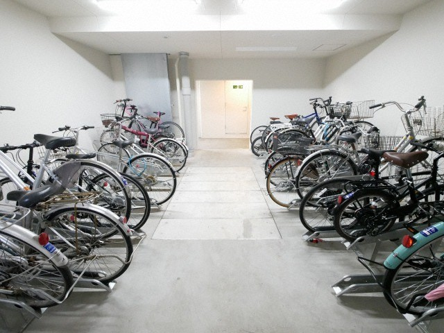 SERENiTE本町refletの駐車場
