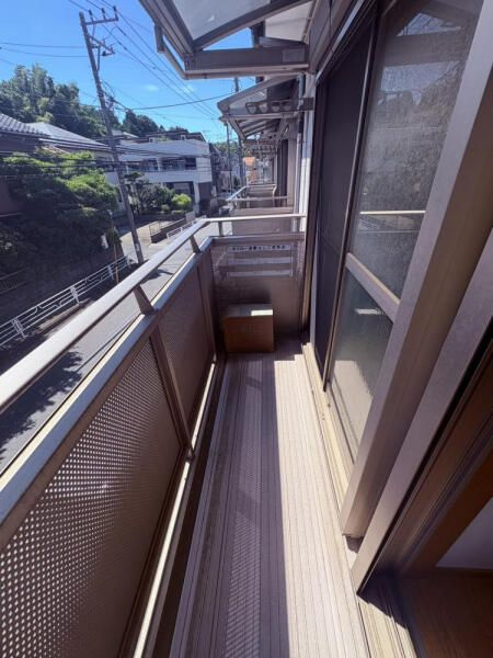 横浜市港北区鳥山町のアパートのバルコニー