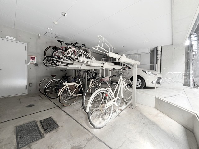 【駐輪場】 | レジデンシャルスター幡ヶ谷 | 自転車置き場。マンションの共用部にあたります。空きの有無や駐輪料金、各戸の台数制限などについては、改めてお問い合わせください。～即日のご見学可能～　お問合せはお気軽にどうぞ。

