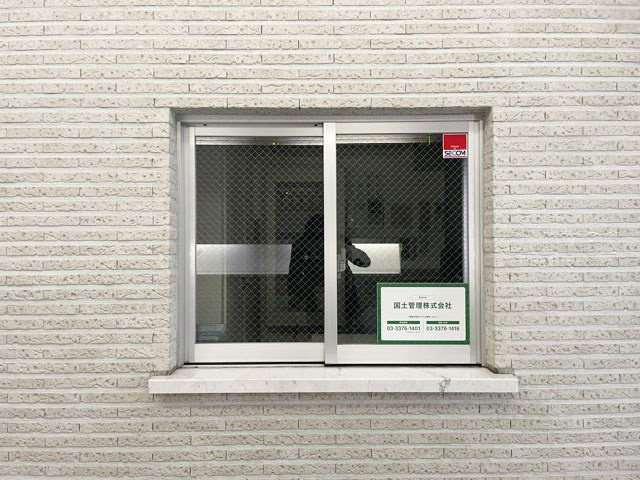 【受付】 | レジデンシャルスター幡ヶ谷 | 管理人さんが勤務する管理室。このマンションがきれいに保たれているのは、もちろん管理人さんのおかげ。～即日のご見学可能～　お問合せはお気軽にどうぞ。
