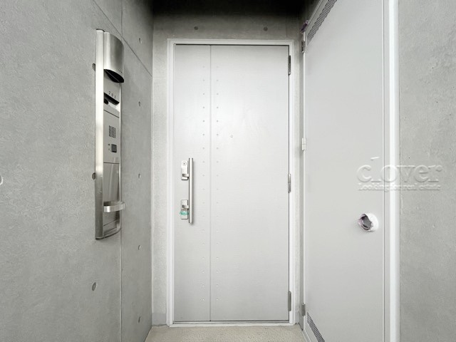 【その他共用部分】 | レジデンシャルスター幡ヶ谷 | 皆様をお迎えする、お部屋の玄関ドア。開けやすさや開放角度、ドアノブの操作しやすさや鍵の形状などを、現地で一度ご確認ください。～即日のご見学可能～　お問合せはお気軽にどうぞ。

