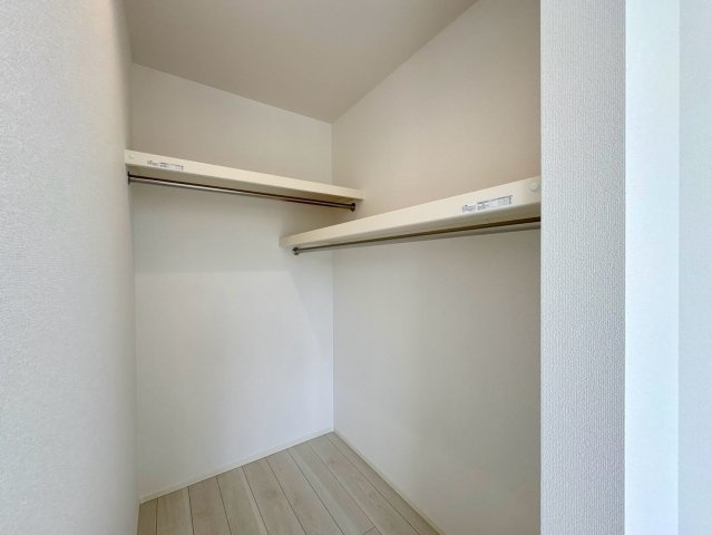 「お洒落な折下天井」吾川郡いの町駅東町2号棟　新築一戸建ての収納|ハンガーパイプ＆棚付きの大容量ウォークインクローゼット！衣類や季節の荷物もすっきり収納。