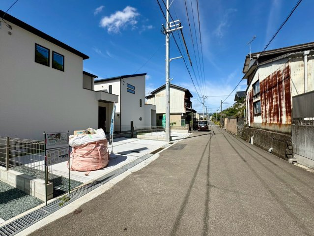 「お洒落な折下天井」吾川郡いの町駅東町2号棟　新築一戸建ての前面道路含む現地写真|見通しが良く運転しやすい前面道路！落ち着いた静かな住環境で小さなお子様がいるご家庭も安心。