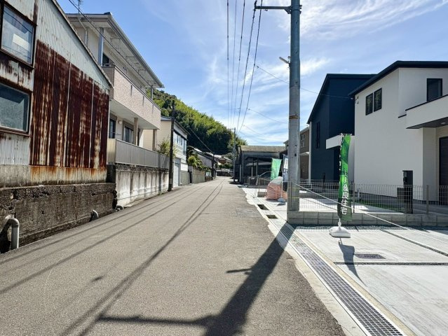 「お洒落な折下天井」吾川郡いの町駅東町2号棟　新築一戸建ての前面道路含む現地写真|交通量が少なく安心感のある前面道路！近隣との間隔も程よく取れた陽当たり良好なロケーション。