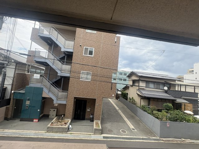 ファインコート江坂の駐車場
