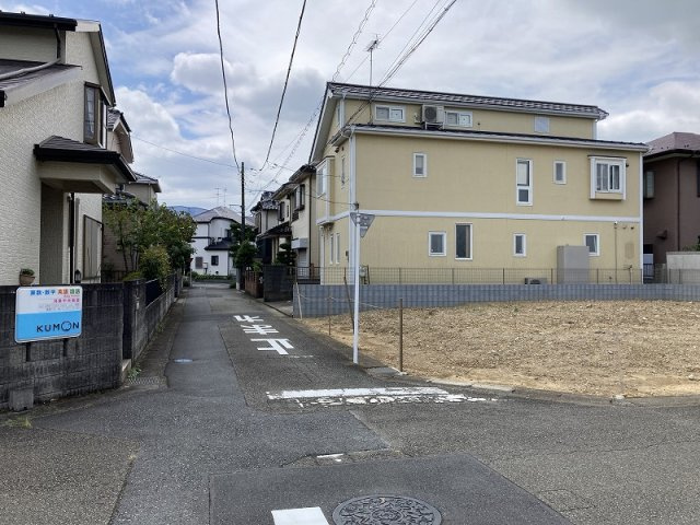 鴻巣市生出塚２丁目　売地の前面道路含む現地写真