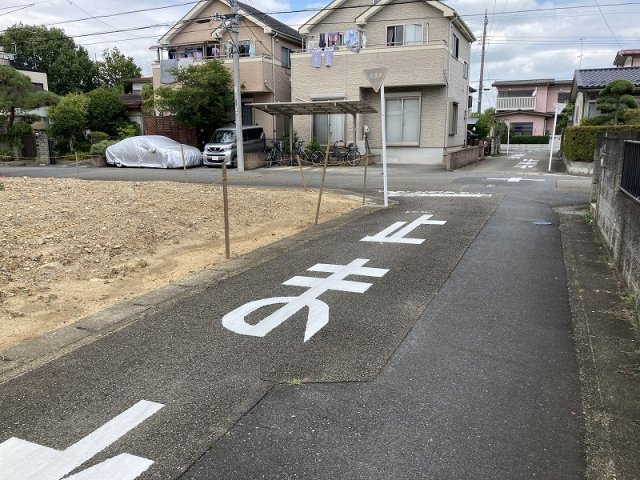 鴻巣市生出塚２丁目　売地の前面道路含む現地写真
